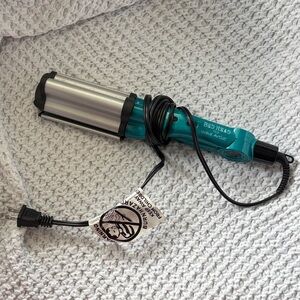 Bed Head Wave Artist Triple-Barrel Hair Waver in Teal and Silver